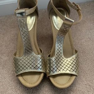 Kenneth Cole Reaction Gold Wedge, Size 8